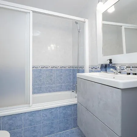 C17 Lovely 2 Bdr Appartement *